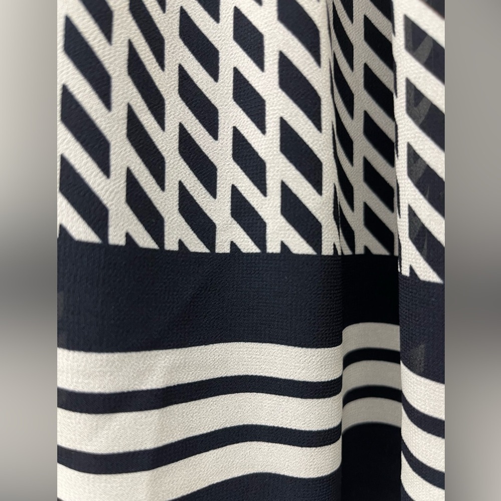 Talbots Elegant Black and White Patterned Skirt Size 2P - Picture 2 of 3
